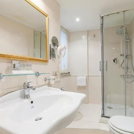 Dimora Frattina Pensión Roma